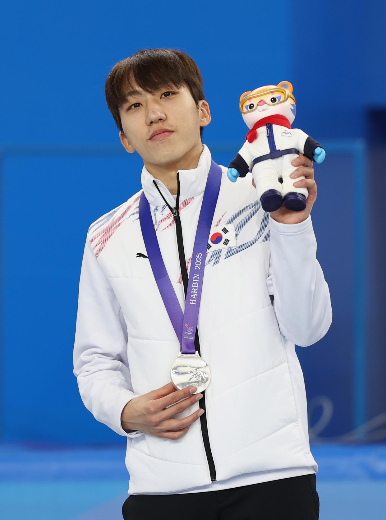 关于短道速滑男子米半决赛，韩国选手强势夺冠的信息